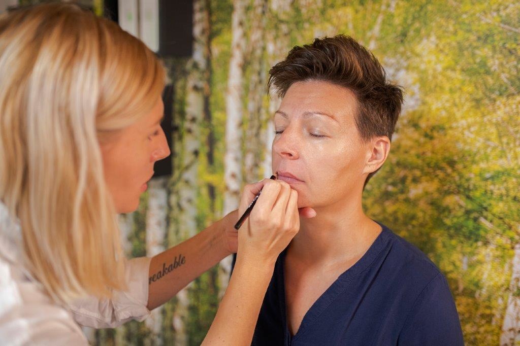 Petra Györik beim roten Lippenstift auftragen